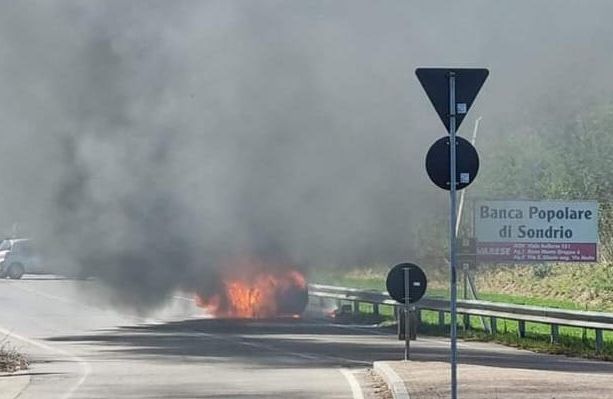 Auto avvolta dalle fiamme, momenti di paura al Gaggiolo