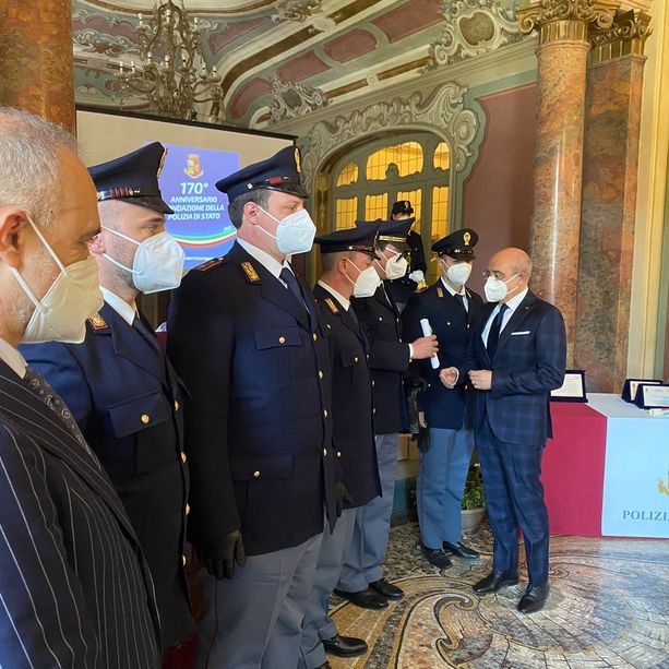 Festa della polizia, il questore Morelli: «Abbiate cura del prossimo». Il ricordo per Mondora e Abbiati: «Le anime belle non muoiono mai»