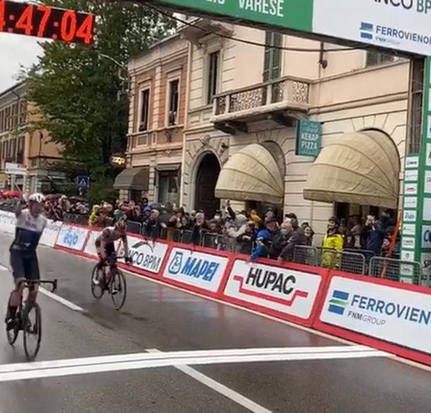 VIDEO. De Marchi vince la Tre Valli Varesine del centenario. Duello all'ultimo metro con Formolo
