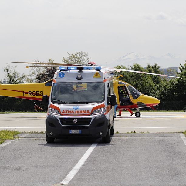 Operaio cade da una scala: trasportato in ospedale in gravi condizioni
