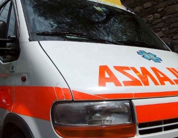 Paura in corso Italia per auto ribaltata