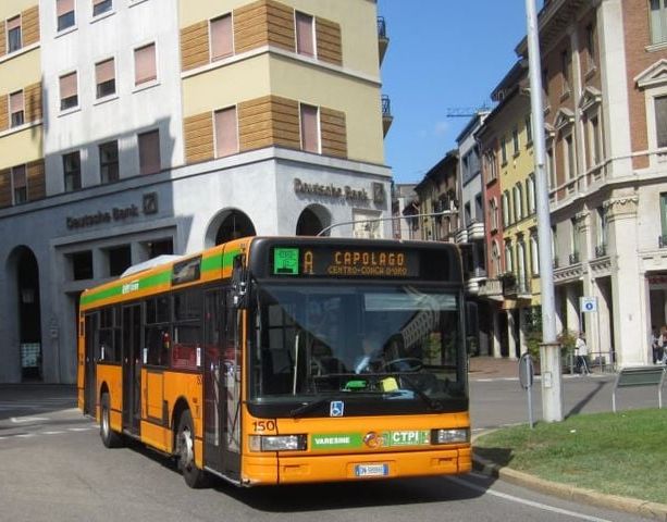 Varese, conducente del bus chiede di mettere la museruola al cane: preso a schiaffi e colpito da uno sputo