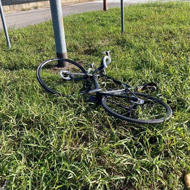 Novantenne in auto travolge due ciclisti all'incrocio: due feriti, uno è grave