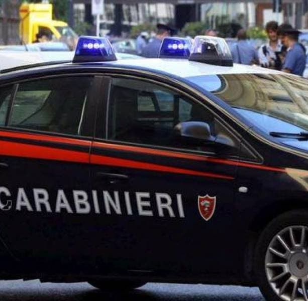 Rapinano coltello in pugno un supermercato a Olgiate Olona: banditi in fuga subito bloccati