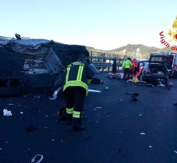 Varese, schianto sul cavalcavia a Belforte: un'auto si ribalta. Due feriti, uno è grave