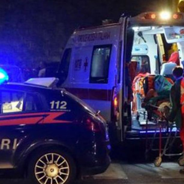 Ragazzo investito nella notte, l'automobilista non si ferma ma viene denunciato dai carabinieri. Diciannovenne trasportato in ospedale con l'elisoccorso