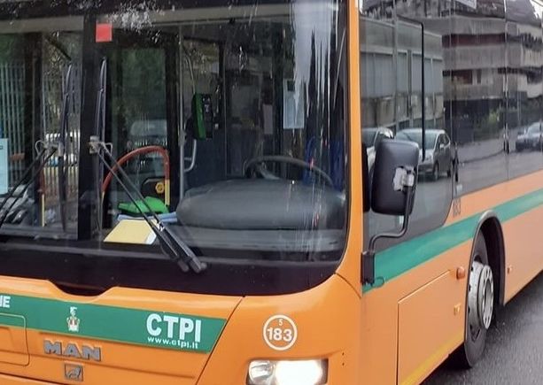 Autobus carico di studenti urta una donna in via Sacco: scattano i soccorsi in pieno centro