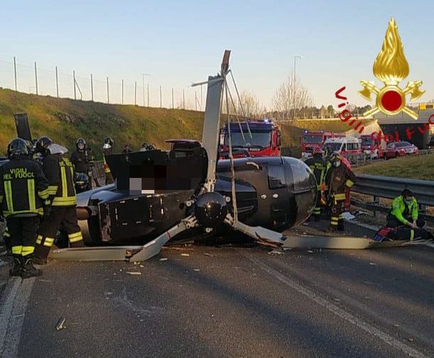Elicottero precipita sulla rampa dell'Autolaghi a Fino Mornasco