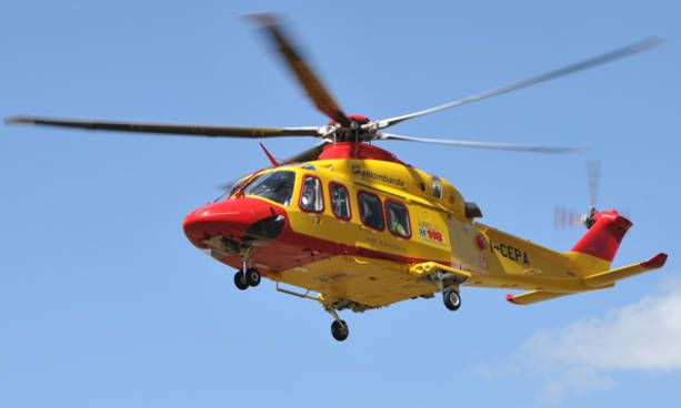 Donna investita sulle strisce in pieno centro a Besozzo: in volo l'elisoccorso