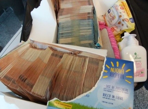 A Malpensa con oltre duecentomila euro nascosti nei biscotti: metà del &quot;tesoretto&quot; sequestrato