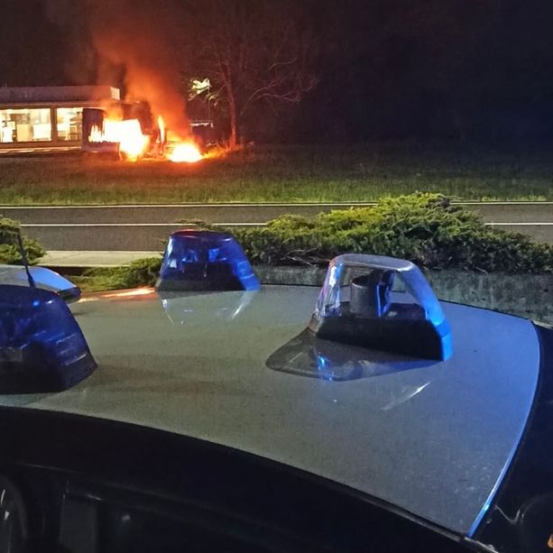 Cuveglio, tre furgoni in fiamme nella notte: donna intossicata dal fumo. Indagano i carabinieri
