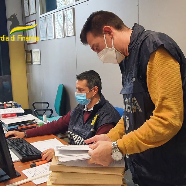 Bancarotta fraudolenta, due indagati: la Finanza sequestra appartamento e box. Erano stati messi in vendita per fare cassa