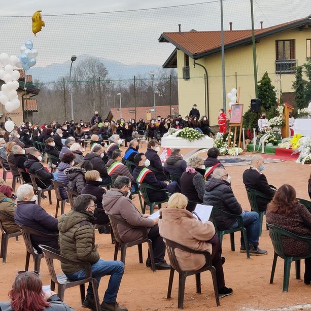 Una folla silenziosa, tanti palloncini e un messaggio commovente: «Oggi lassù brilla una stella in più, addio piccolo Daniele»