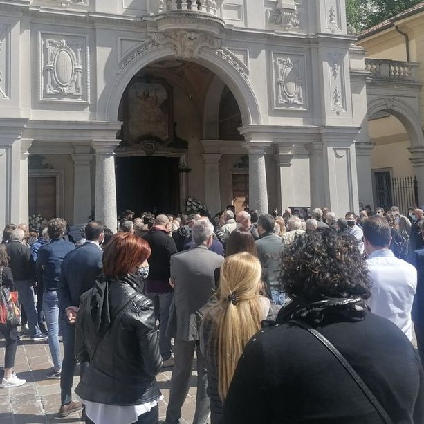 A Induno l'ultimo saluto ad Alessandro: «Ora ti troveremo guardando verso quel cielo che amavi»