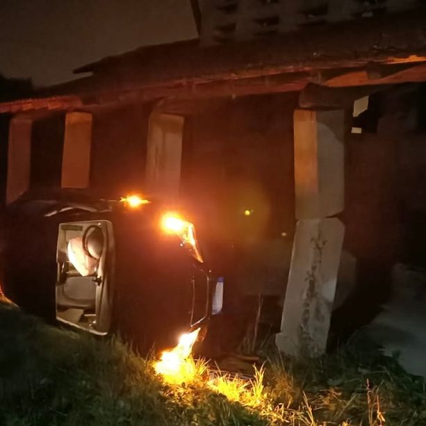 Auto vola fuori strada e finisce contro un edificio: paura nella notte alle Fontanelle