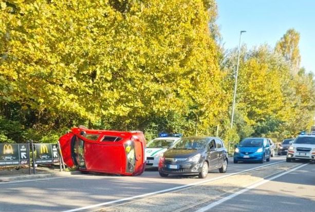 Auto si ribalta: paura alla rotonda della Schiranna