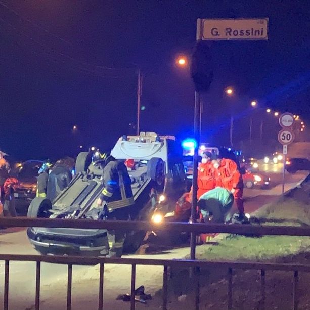 Domenica nera sulla strade del Varesotto: due giovani feriti nell'auto ribaltata a Bisuschio. Doppio incidente a Luino, muore motociclista