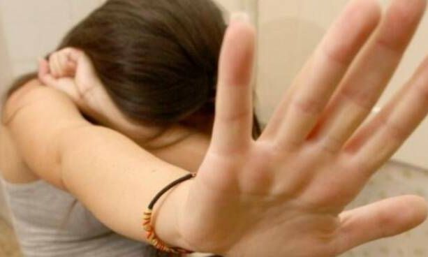 Molesta una barista di 18 anni: il padre della ragazza lo incontra per strada e lo picchia