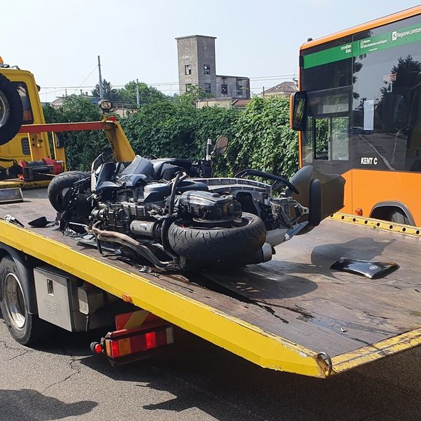 Busto, incidente autobus-moto in via Palermo