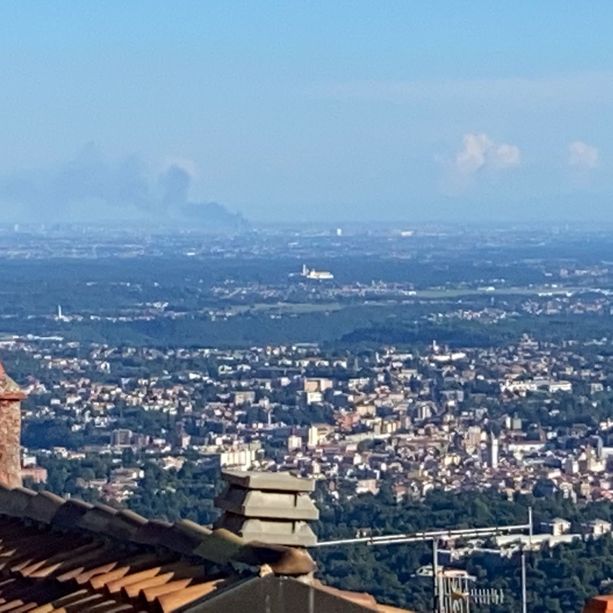 Grattacielo in fiamme a Milano, la gigantesca colonna di fumo visibile dal Sacro Monte
