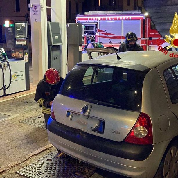 Varese, paura in viale Valganna. Auto finisce fuori strada e si schianta contro il distributore di benzina