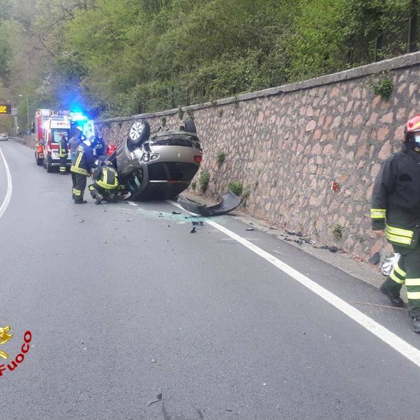 Ancora un incidente sulla statale della Valganna: auto si ribalta dopo lo schianto a Induno