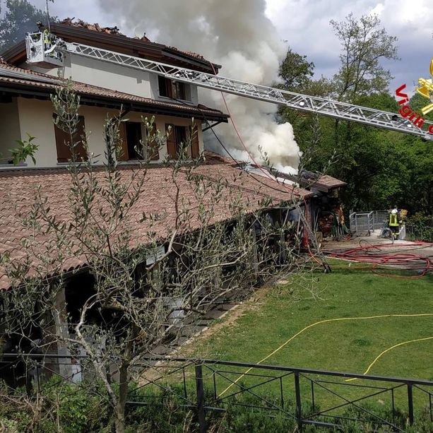Varese, incendio in un'azienda agricola di via Miralago. Vigili del fuoco al lavoro con numerosi mezzi