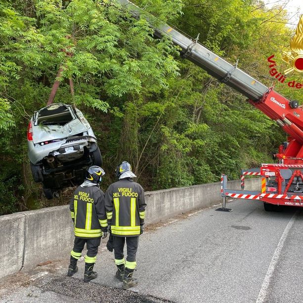 FOTO. Auto esce di strada e vola nel torrente: spavento nel Luinese, due feriti