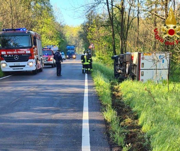 Raffica di incidenti: camion si ribalta a Mornago, due bimbe soccorse a Gorla, auto fuori strada dopo malore a Lonate