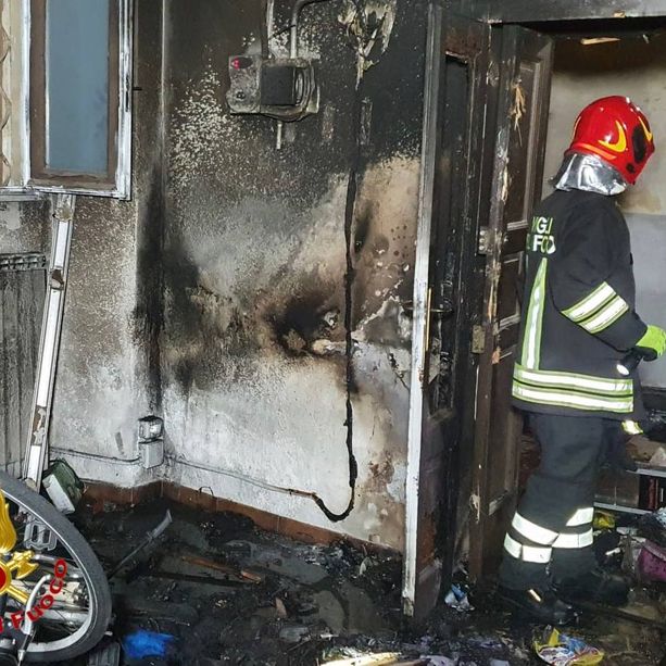 Varese, fiamme nella notte: a fuoco un negozio di biciclette