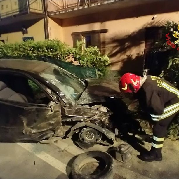 Si schianta e abbatte il contatore del gas. L'auto prende fuoco e il conducente fugge gettandosi nel fiume
