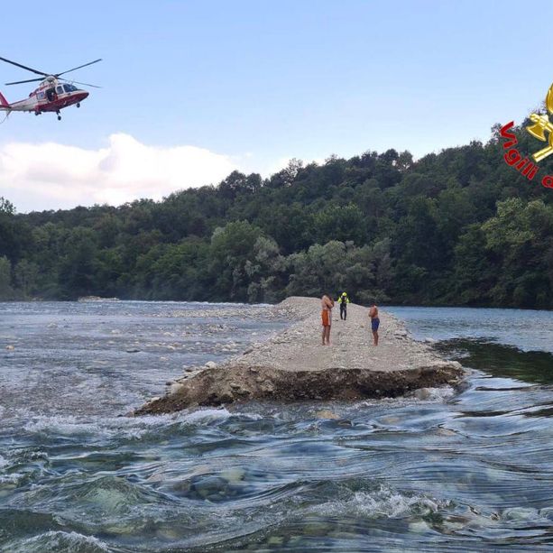 Intrappolati su un isolotto di sabbia nel Ticino: un adulto e quattro bambini salvati dall'elicottero dei vigili del fuoco