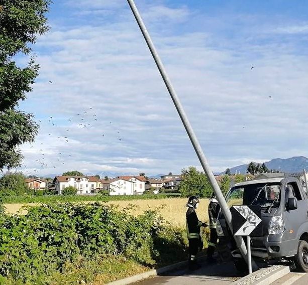 Autocarro esce di strada e si schianta contro un palo: soccorsi in azione a Vedano Olona