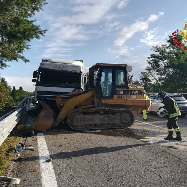 FOTO. Mezzo pesante &quot;perde&quot; ruspa in autostrada: schianto con un altro camion sul raccordo A8/A26