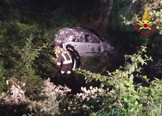 Auto fuori strada sulla Vergiate-Besozzo finisce nella scarpata: cinque giovani feriti, grave una diciassettenne