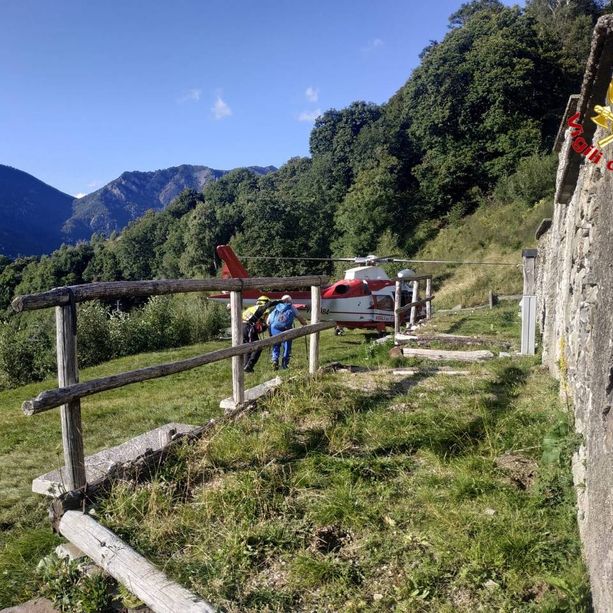 VIDEO. Vagava nei boschi di Monteviasco da due giorni, ottantenne portato in salvo da due vigili del fuoco fuori servizio