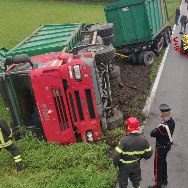 Camion esce di strada e si ribalta: un ferito e disagi al traffico sulla statale 394