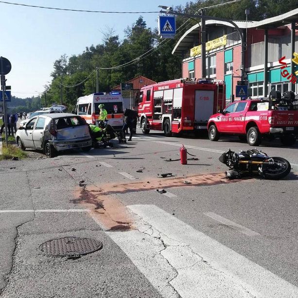 FOTO. Vergiate, scontro tra un'auto e una moto sul Sempione: paura per un trentacinquenne ferito