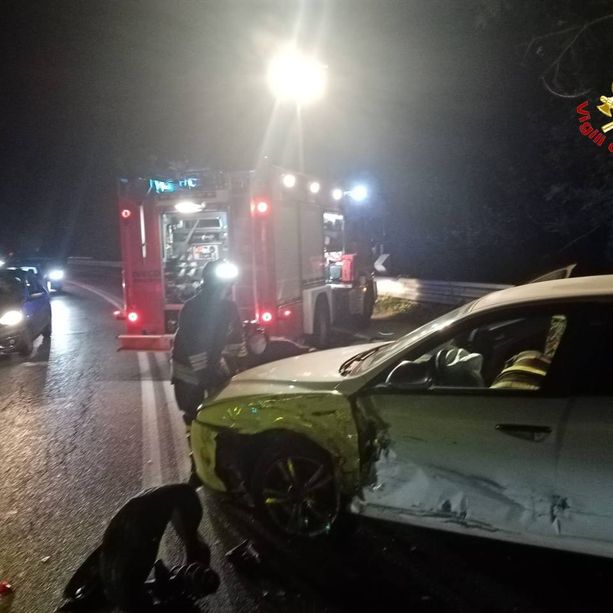 Schianto sulla statale 394 tra un'auto e una moto a Comerio: muore un ventenne