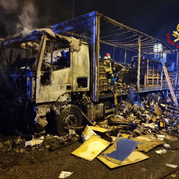 FOTO. Camion divorato dalle fiamme, paura sulla statale 336