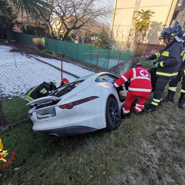 Carambola fra tre auto in via Jamoretti a Induno, Jaguar finisce nel fosso: quattro persone soccorse e traffico in tilt
