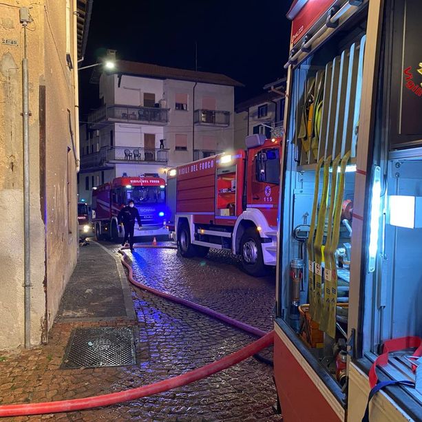FOTO. Notte di fuoco a Luino, in fiamme una casa di corte