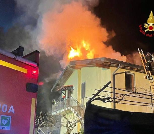 FOTO. Notte di fuoco a Ispra e Laveno: doppio incendio e un'abitazione inagibile
