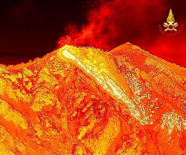 FOTO e VIDEO. Ancora fiamme nei boschi tra Varesotto e Ticino: evacuate altre 32 persone a Indemini. Allerta rossa per gli incendi in provincia