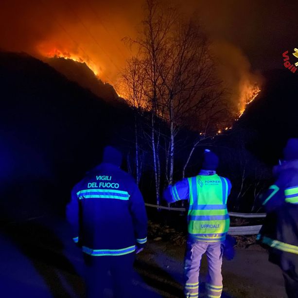 FOTO. Un'altra notte di fuoco a Indemini: il vento spinge le fiamme verso i boschi del Varesotto