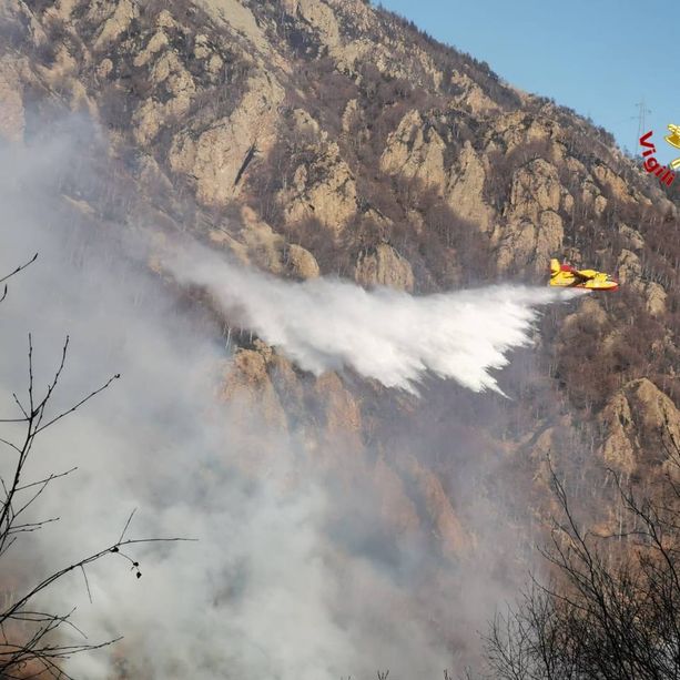 VIDEO. Continua a Indemini la lotta all'incendio: in azione due Canadair dall'Italia