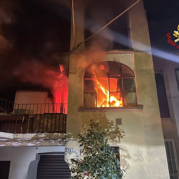 Notte di fuoco a Marchirolo: appartamento in fiamme, uomo in ospedale