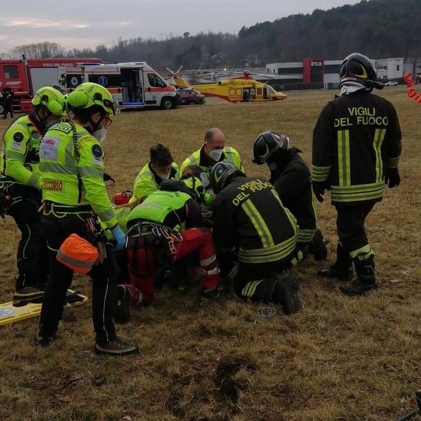Vergiate, precipita parapendio a motore: grave un uomo di 66 anni