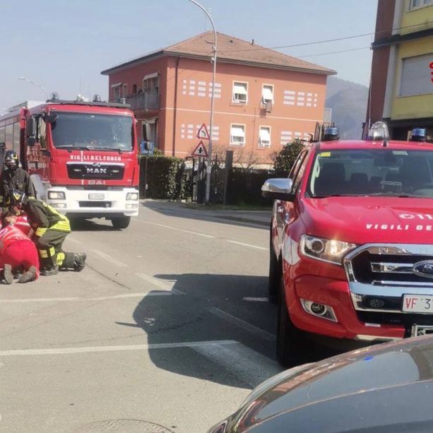 Bisuschio, scontro tra un'auto e una moto: elisoccorso in azione, ferito 52enne