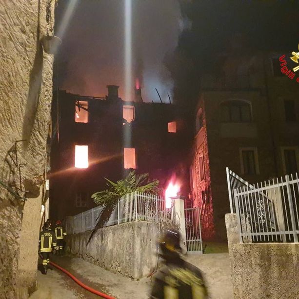Notte di fuoco a Cadegliano Viconago: edificio in fiamme, inquilini sfollati
